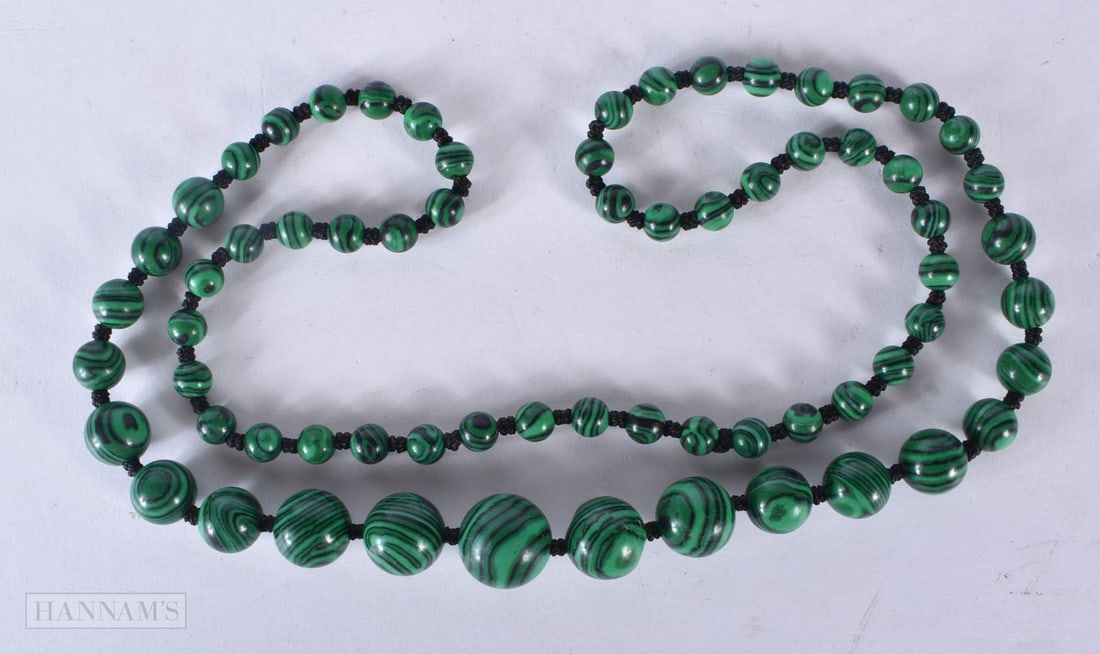 A MALACHITE NECKLACE. 64 cm long.: A MALACHITE NECKLACE. 64 cm long.