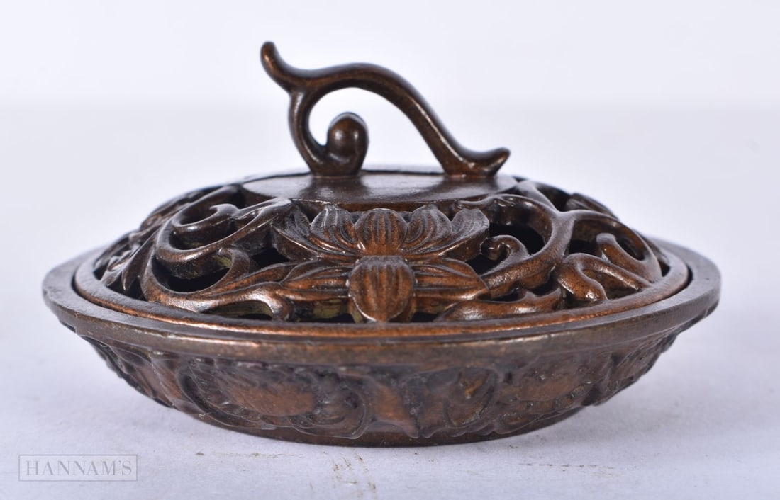 A CHINESE BRONZE CENSER. 8 cm wide.: A CHINESE BRONZE CENSER. 8 cm wide.