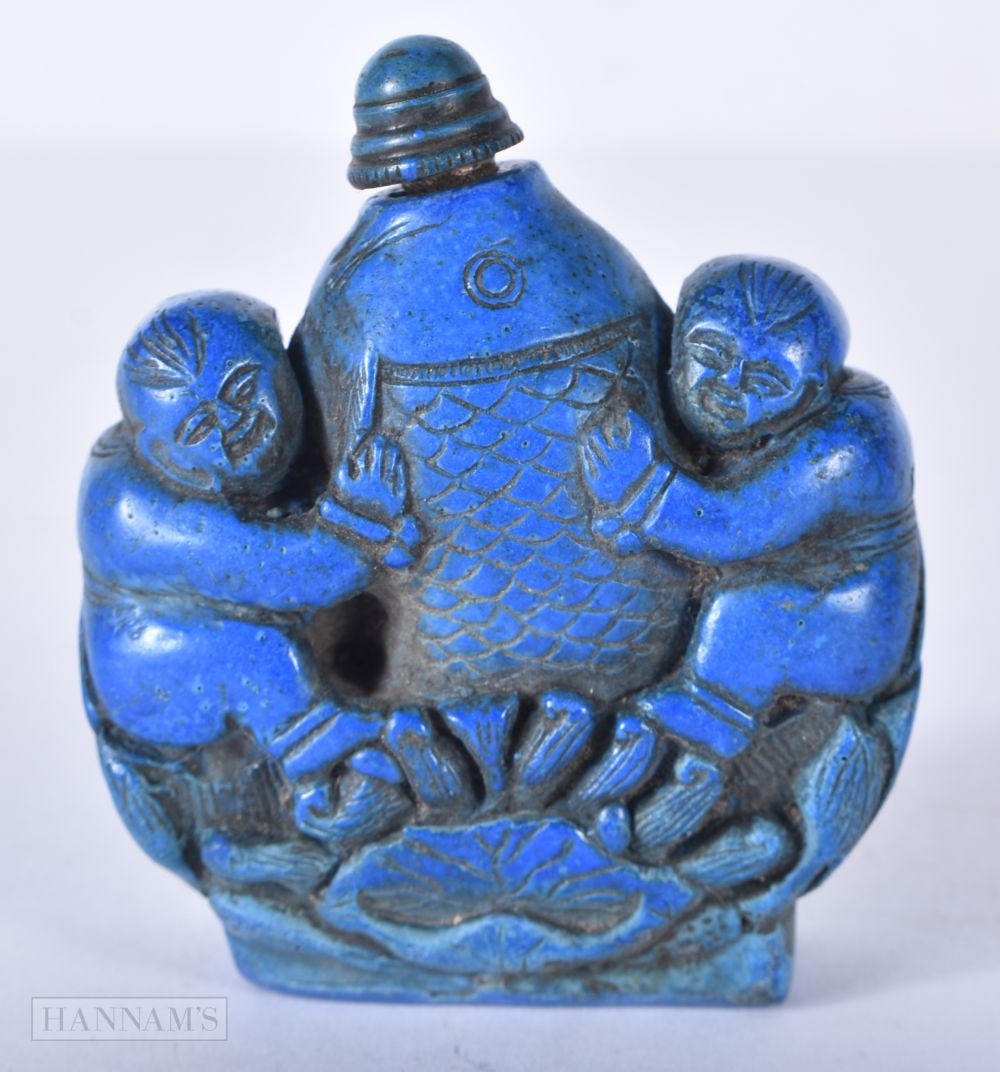 A CHINESE SNUFF BOTTLE. 6 cm x 5.25 cm.: A CHINESE SNUFF BOTTLE. 6 cm x 5.25 cm.