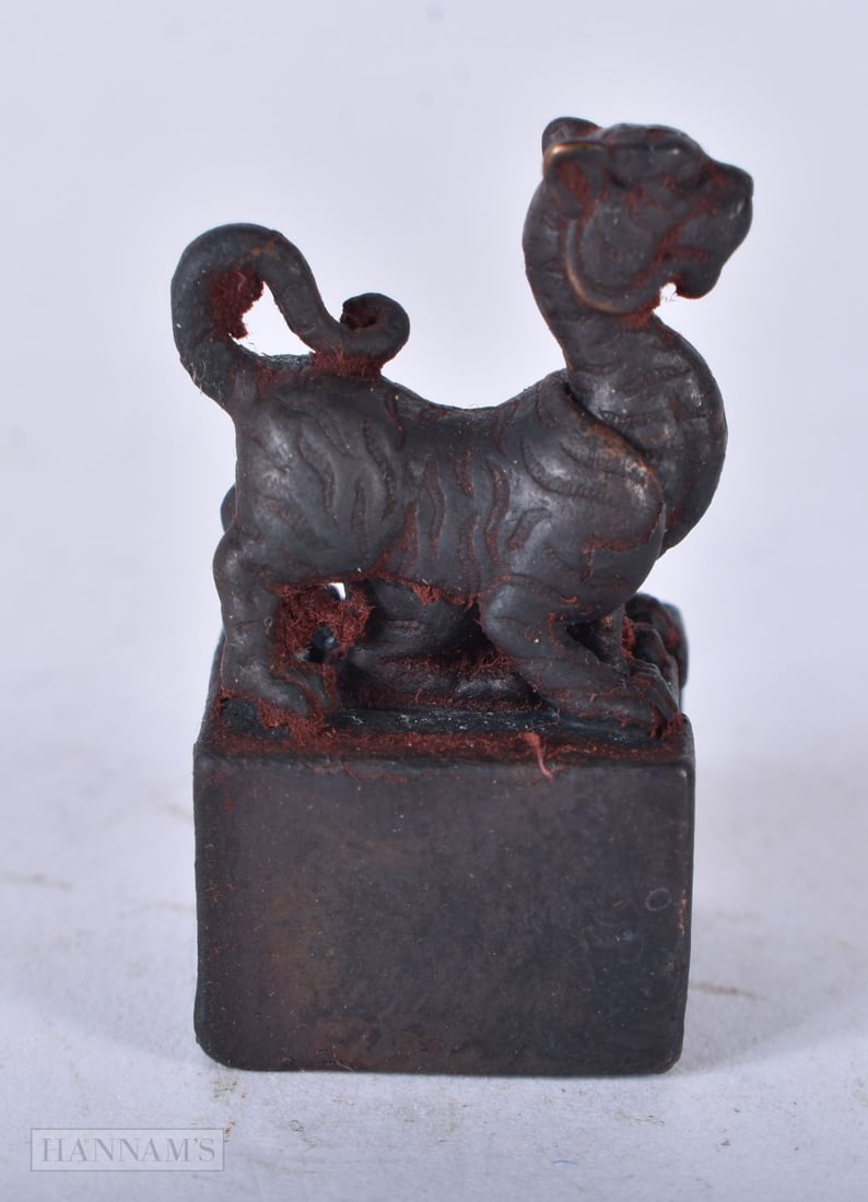 A CHINESE BRONZE SEAL. 3.5 cm x 2 cm.: A CHINESE BRONZE SEAL. 3.5 cm x 2 cm.