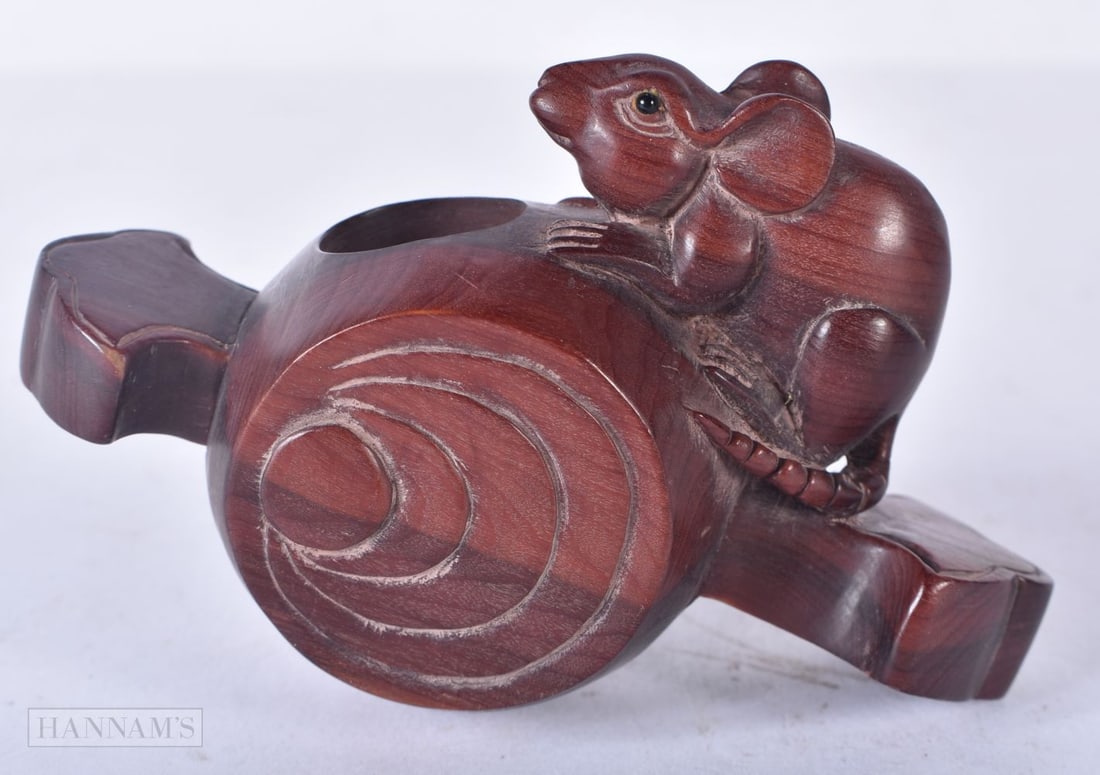 A JAPANESE WOOD CARVING. 9.5 cm x 6.25 cm.: A JAPANESE WOOD CARVING. 9.5 cm x 6.25 cm.
