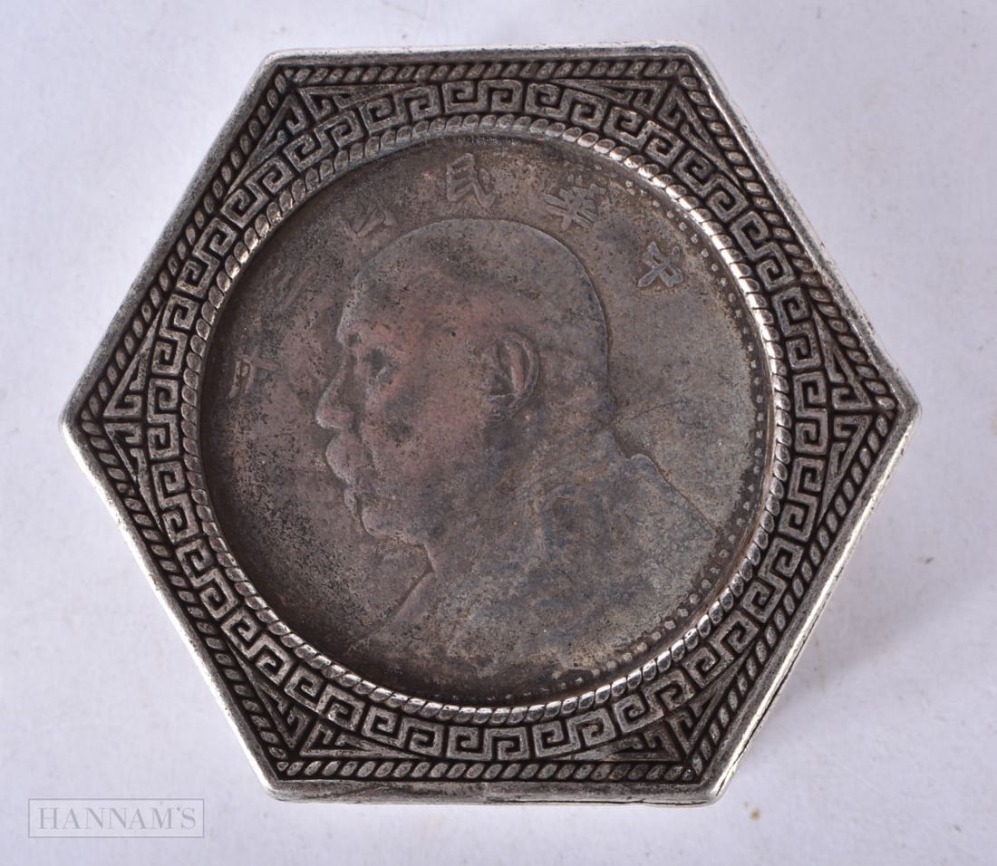 A CHINESE WHITE METAL COIN BOX. 106 grams. 5.5 cm wide.: A CHINESE WHITE METAL COIN BOX. 106 grams. 5.5 cm wide.