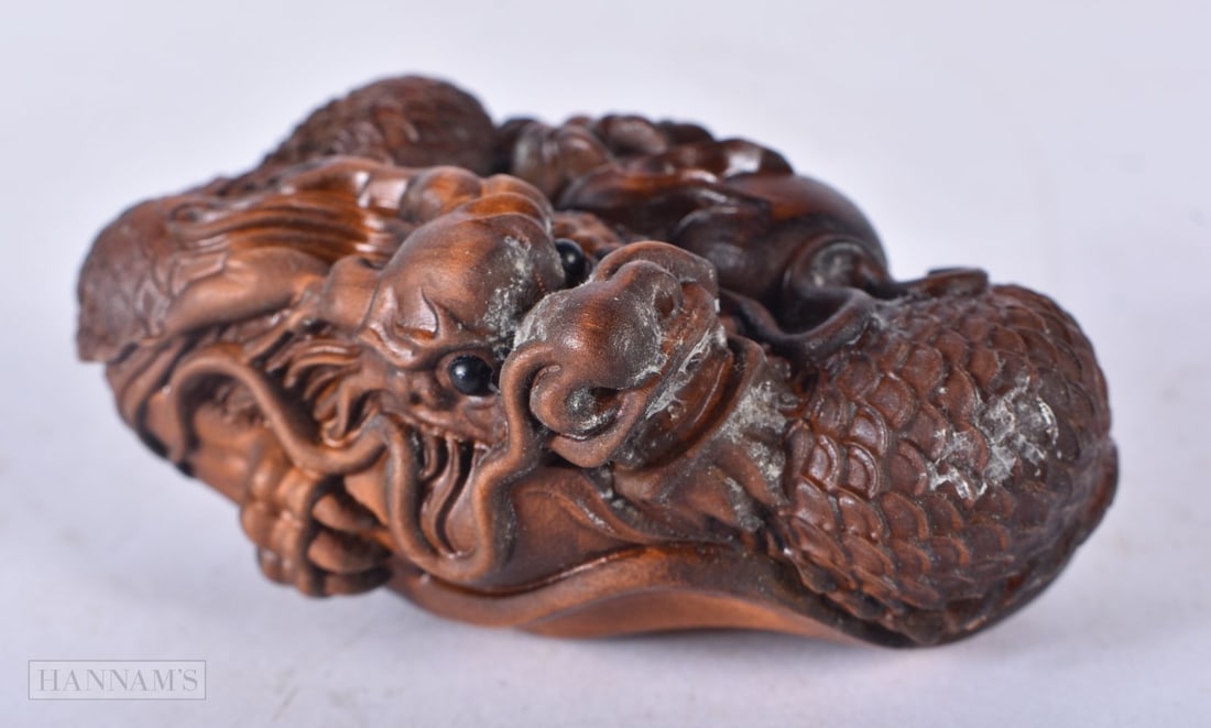 A CHINESE WOOD DRAGON. 8 cm x 4.5 cm.: A CHINESE WOOD DRAGON. 8 cm x 4.5 cm.