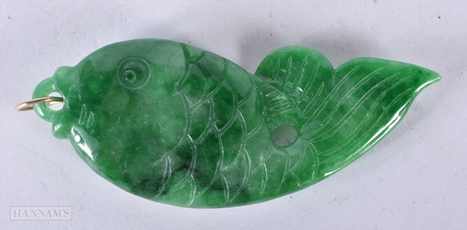 A CHINESE GOLD MOUNTED FISH PENDANT. 8 cm x 3 cm.: A CHINESE GOLD MOUNTED FISH PENDANT. 8 cm x 3 cm.