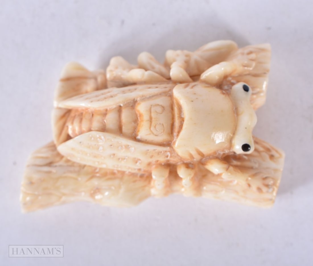 A JAPANESE BOEN FLY NETSUKE. 4.75 cm x 3 cm. (1 of 4)