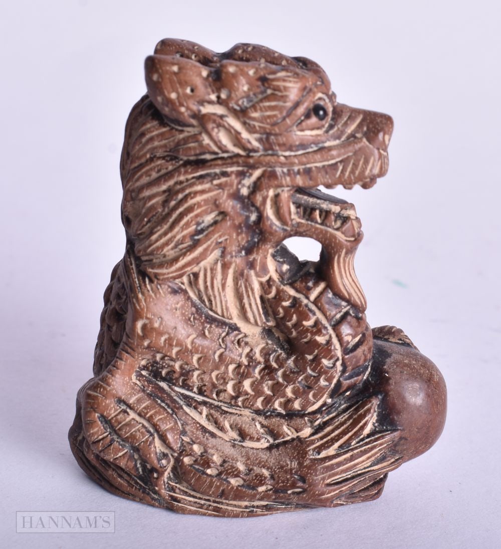 A JAPANESE WOOD DRAGON NETSUKE. 4.5 cm x 4 cm.: A JAPANESE WOOD DRAGON NETSUKE. 4.5 cm x 4 cm.