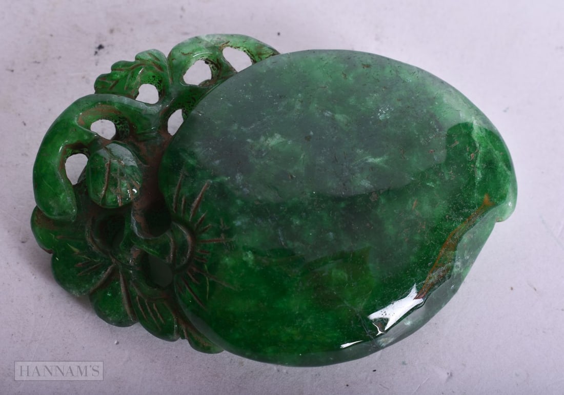 A CHINESE JADE PEACH PENDANT. 7 cm x 5 cm.: A CHINESE JADE PEACH PENDANT. 7 cm x 5 cm.