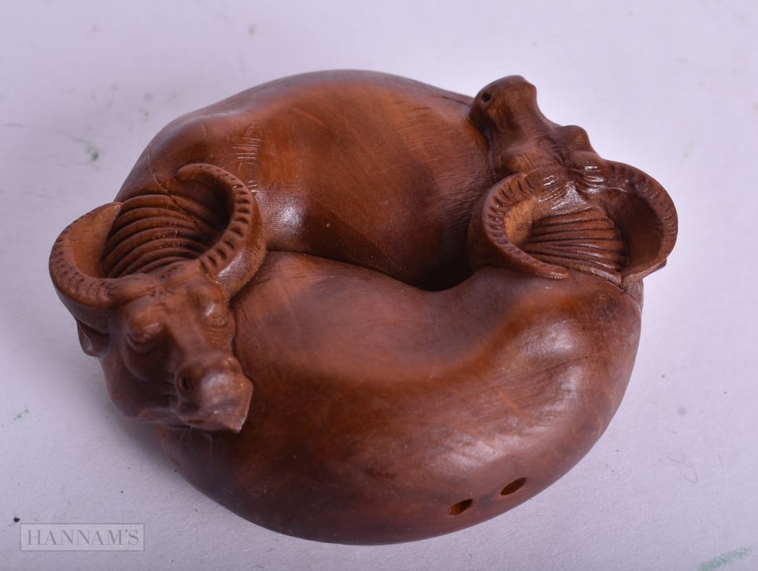 A CHINESE WOOD DOUBLE BULL. 6 cm x 5.25 cm.: A CHINESE WOOD DOUBLE BULL. 6 cm x 5.25 cm.