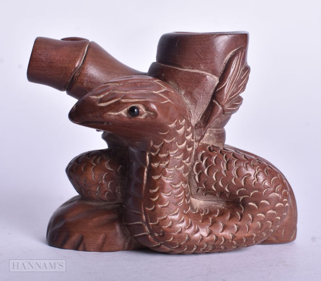 A JAPANESE WOOD PIPE HOLDER. 5 cm x 5.75 cm. (1 of 4)