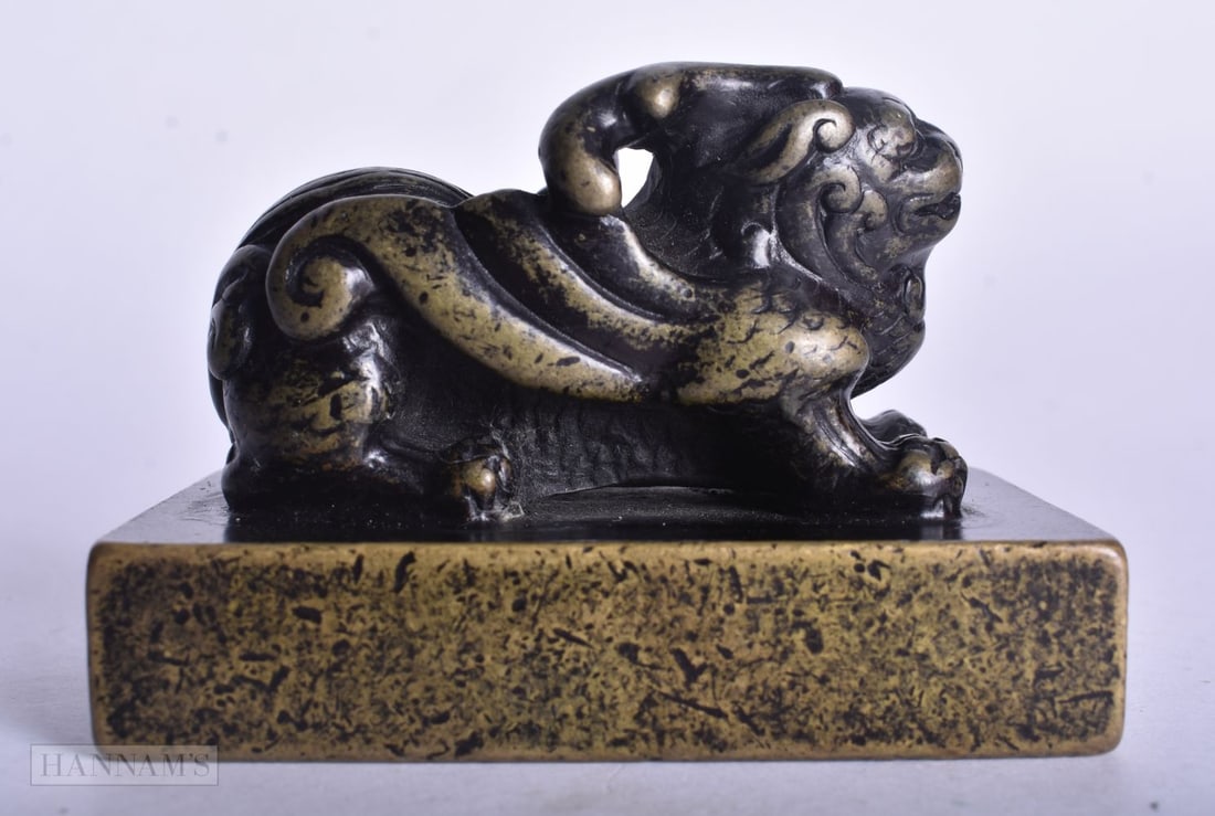 A CHINESE BRONZE BEAST SEAL. 7 cm x 5 cm.: A CHINESE BRONZE BEAST SEAL. 7 cm x 5 cm.