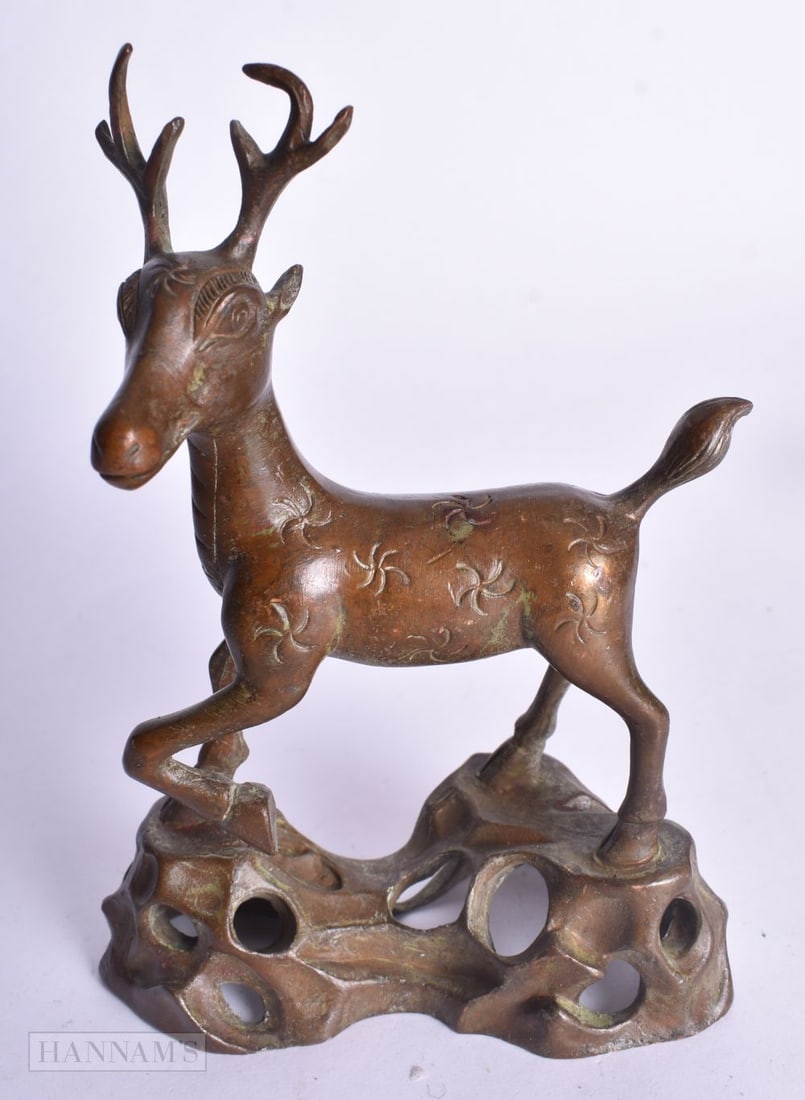 A CHINESE BRONZE DEER. 10 cm x 8 cm. (1 of 4)