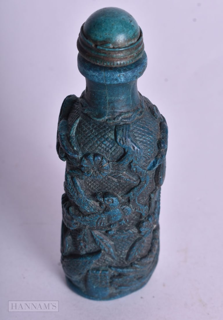 A CHINESE SNUFF BOTTLE. 8.5 cm x 2.75 cm.: A CHINESE SNUFF BOTTLE. 8.5 cm x 2.75 cm.
