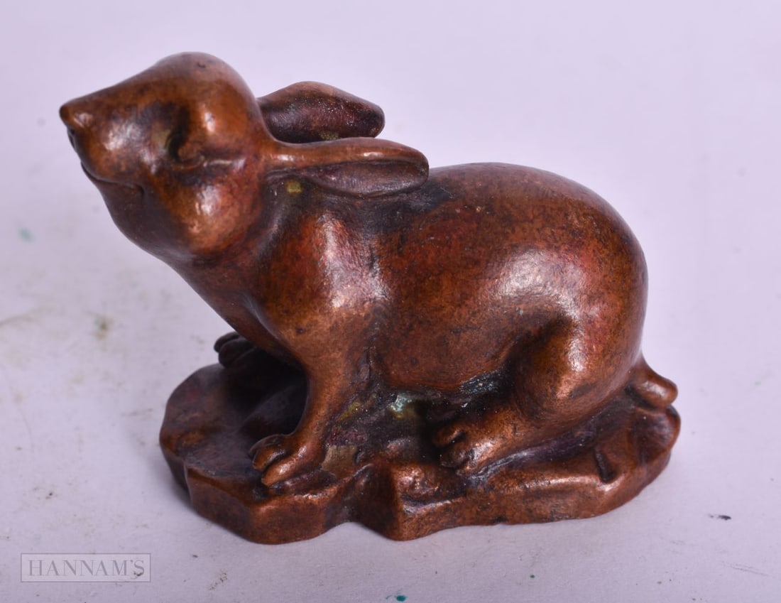A CHINESE BRONZE RABBIT. 170 grams. 5.5 cm x 4.5 cm.: A CHINESE BRONZE RABBIT. 170 grams. 5.5 cm x 4.5 cm.