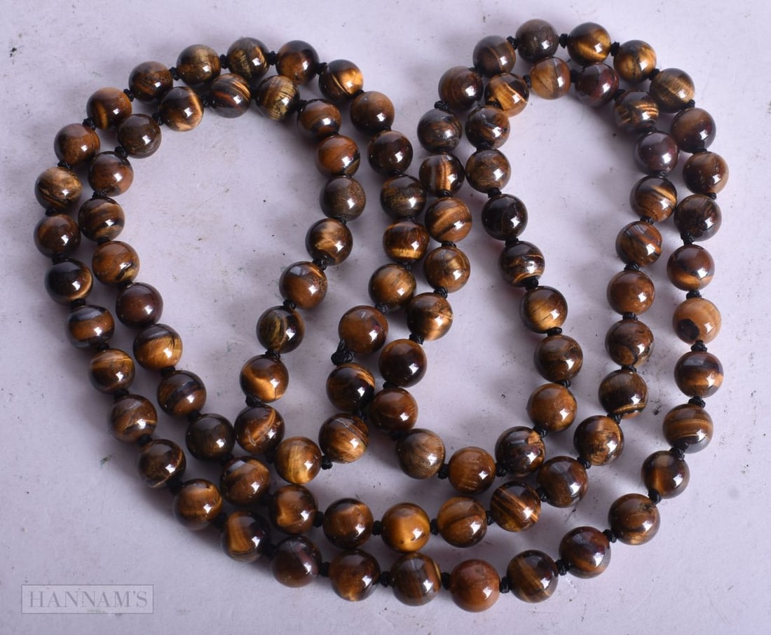 A TIGERS EYE NECKLACE. 87 grams. 96 cm long.: A TIGERS EYE NECKLACE. 87 grams. 96 cm long.