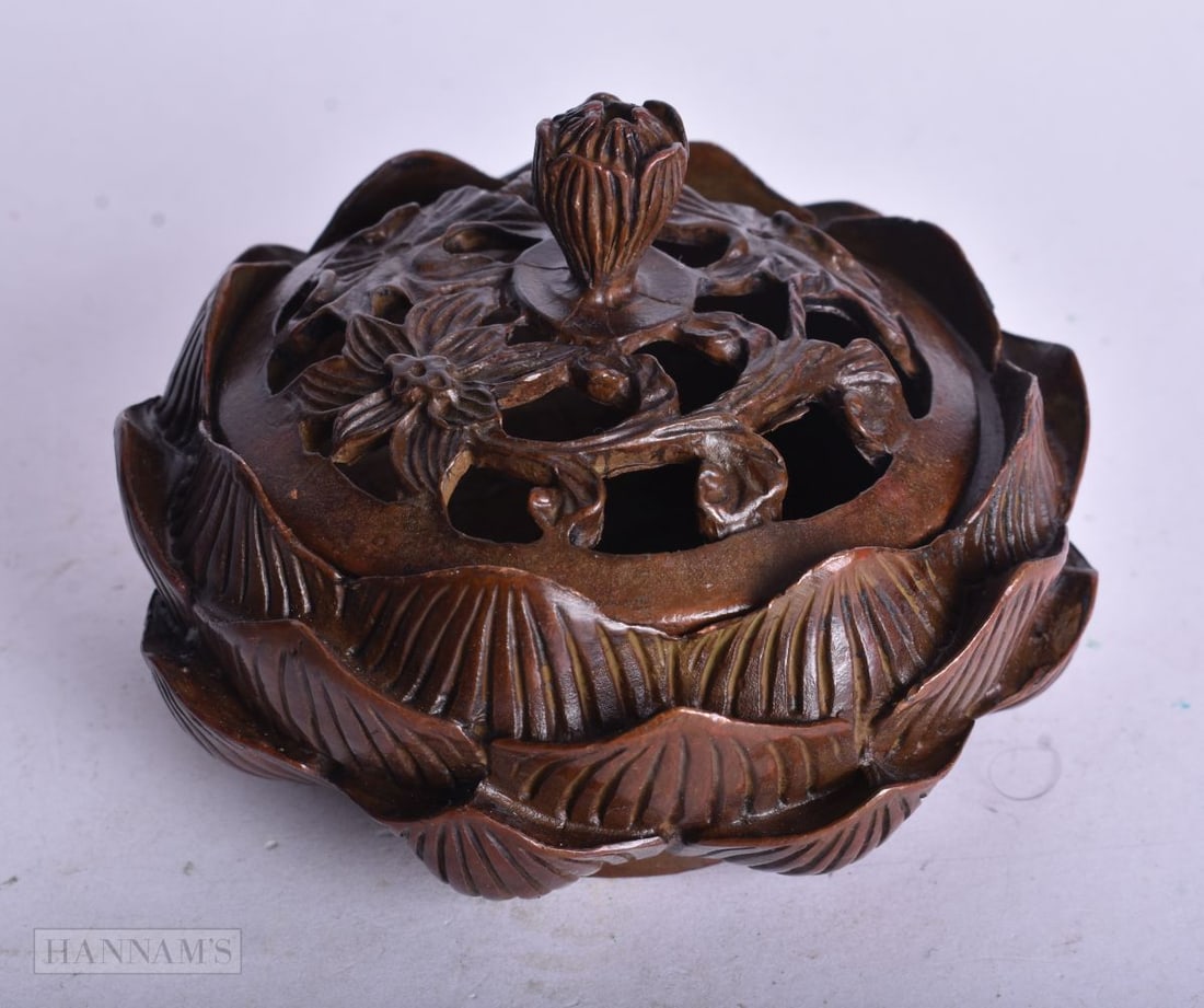 A CHINESE BRONZE CENSER. 436 grams. 9.5 cm x 6.5 cm.: A CHINESE BRONZE CENSER. 436 grams. 9.5 cm x 6.5 cm.