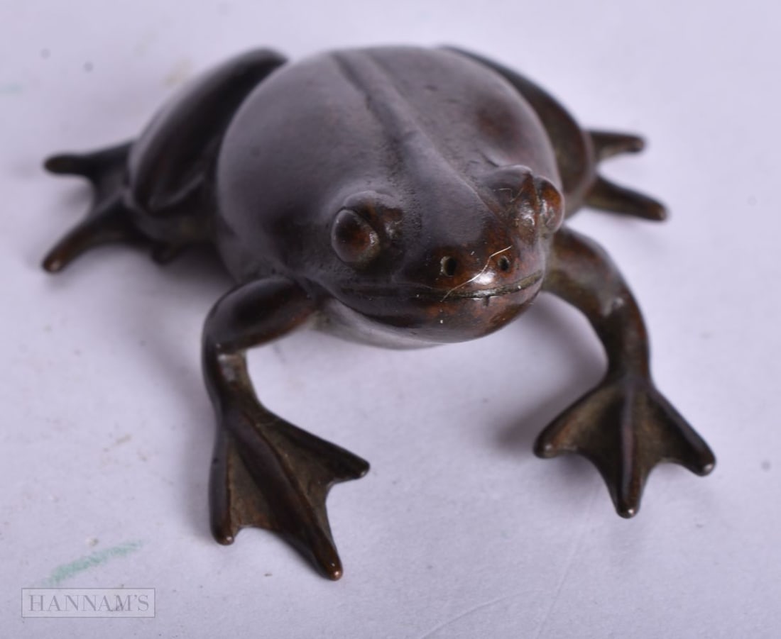 A JAPANESE BRONZE FROG. 4.5 cm x 4.25 cm.: A JAPANESE BRONZE FROG. 4.5 cm x 4.25 cm.
