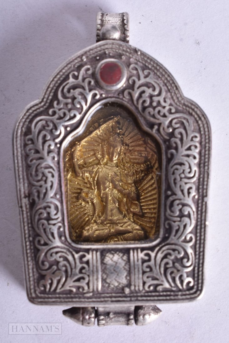 A TIBETAN ICON PENDANT. 5.25 cm x 3 cm.: A TIBETAN ICON PENDANT. 5.25 cm x 3 cm.