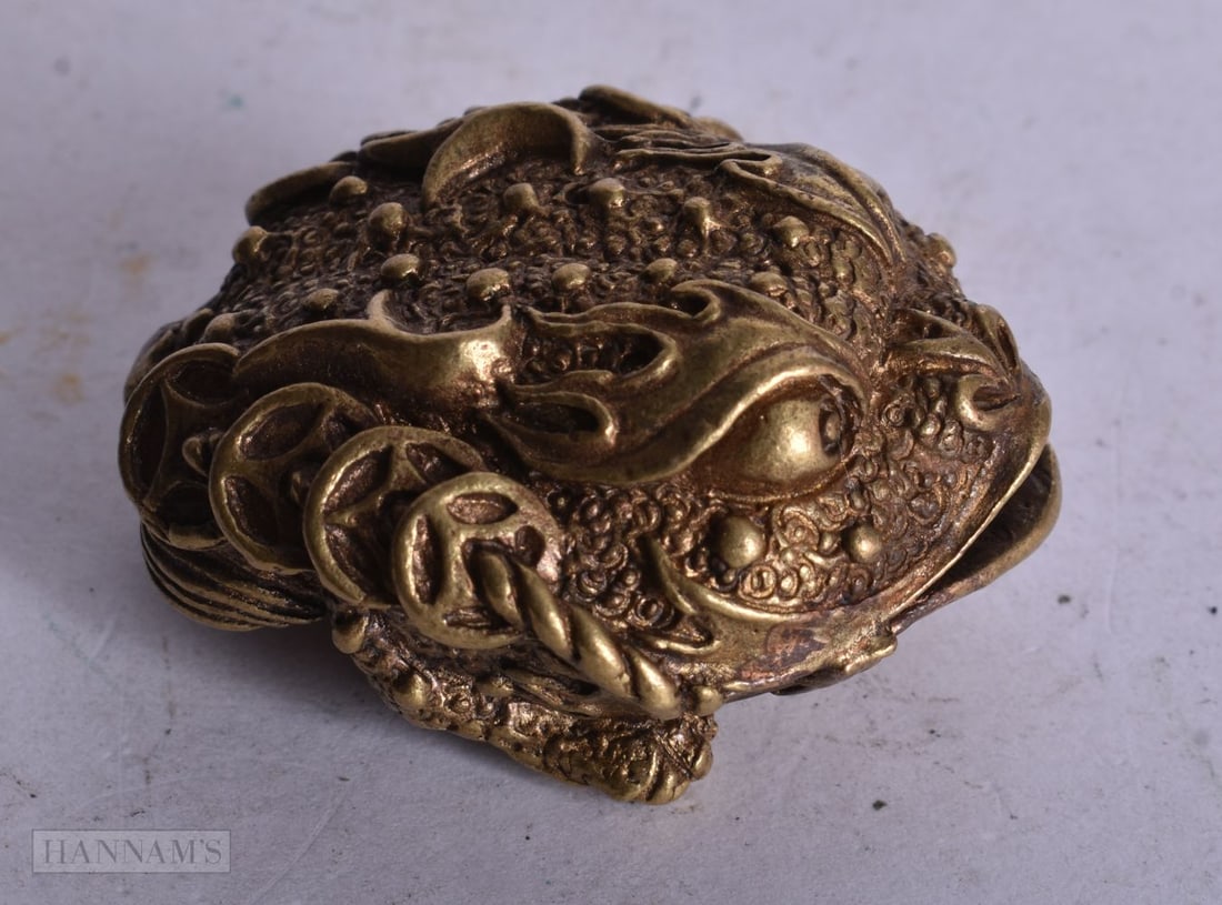 A CHINESE BRONZE TOAD. 4.75 cm x 4 cm. (1 of 4)