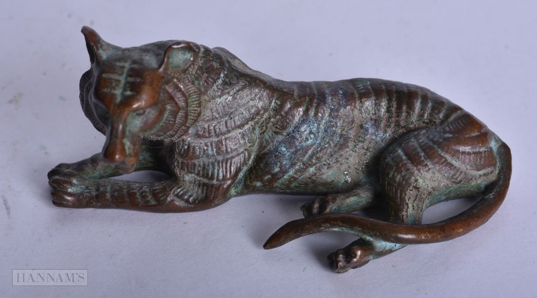A CHINESE BRONZE TIGER. 7.5 cm wide.: A CHINESE BRONZE TIGER. 7.5 cm wide.