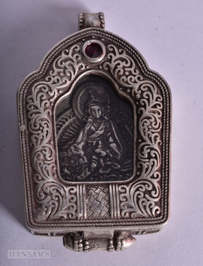 A TIBETAN PENDANT. 5.25 cm x 3 cm.: A TIBETAN PENDANT. 5.25 cm x 3 cm.