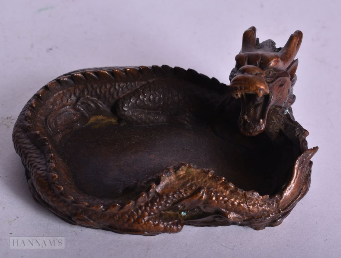 A JAPANESE BRONZE DRAGON. 8 cm x 5.5 cm.: A JAPANESE BRONZE DRAGON. 8 cm x 5.5 cm.