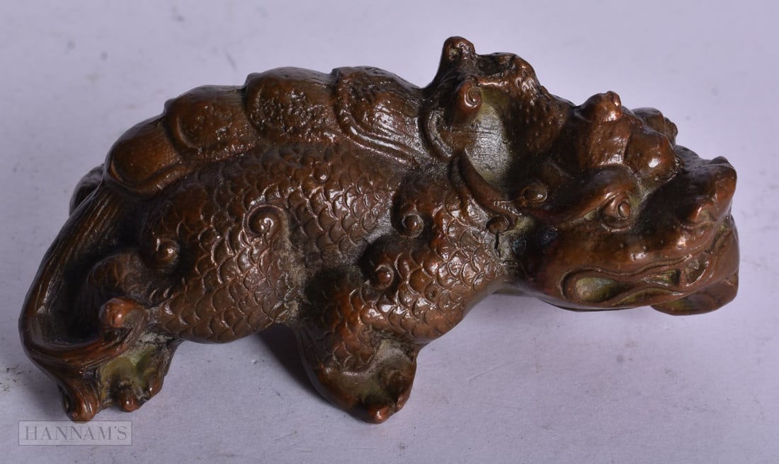A CHINESE BRONZE BEAST. 8.75 cm x 4.5 cm.: A CHINESE BRONZE BEAST. 8.75 cm x 4.5 cm.