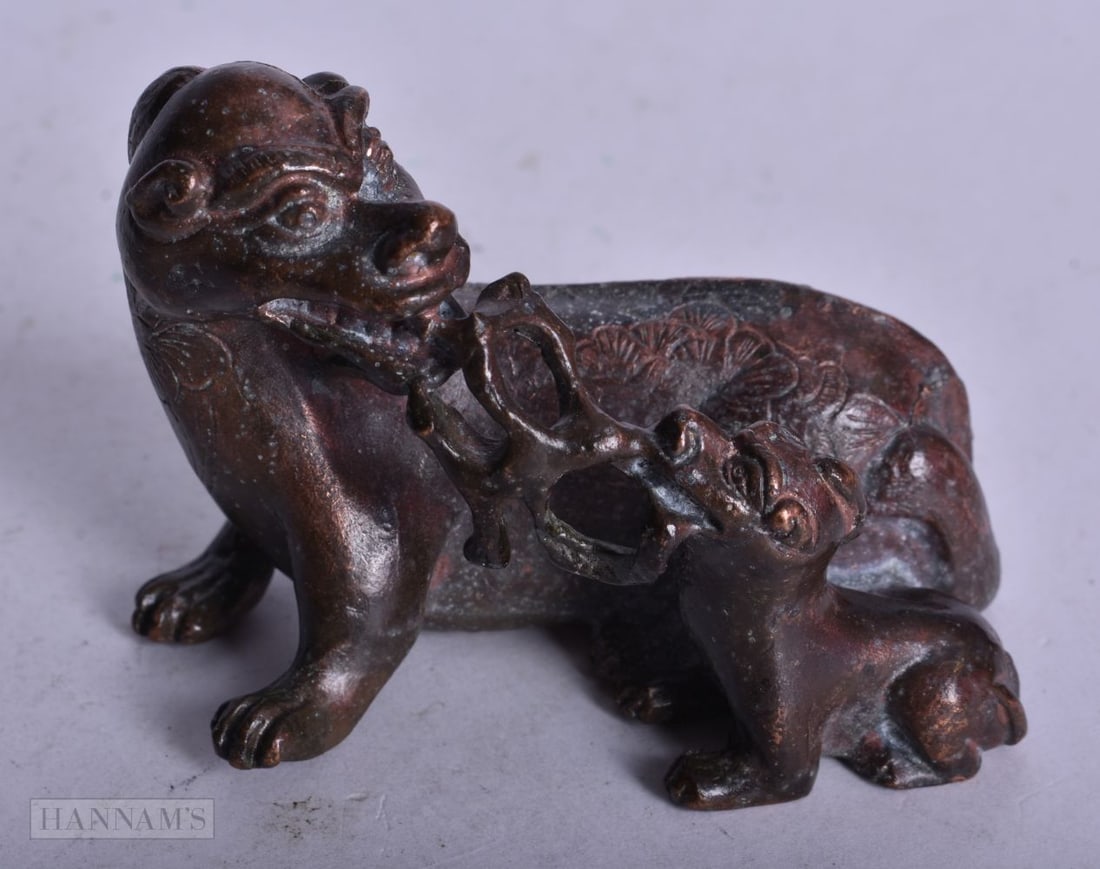 A CHINESE BRONZE BEAST. 5.5 cm x 7.25 cm.: A CHINESE BRONZE BEAST. 5.5 cm x 7.25 cm.