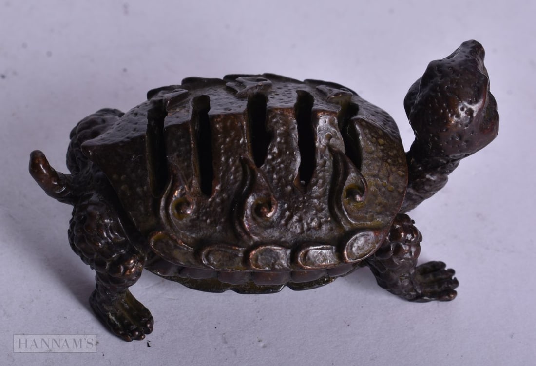 A JAPANESE BRONZE BOX. 6 cm x 3 cm.: A JAPANESE BRONZE BOX. 6 cm x 3 cm.