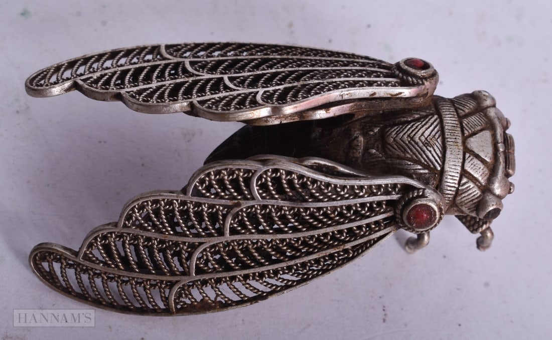A CHINESE WHITE METAL FLY. 37.3 grams. 6 cm x 3.5 cm.: A CHINESE WHITE METAL FLY. 37.3 grams. 6 cm x 3.5 cm.