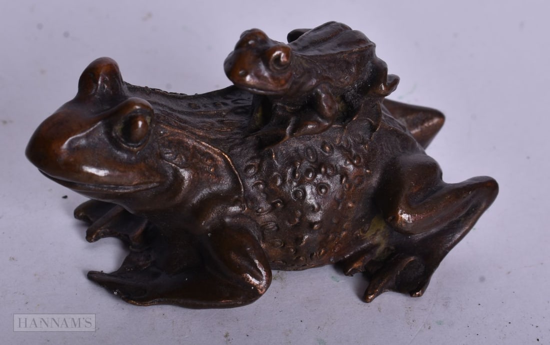 A JAPANESE BRONZE FROG. 7 cm x 4.5 cm.: A JAPANESE BRONZE FROG. 7 cm x 4.5 cm.