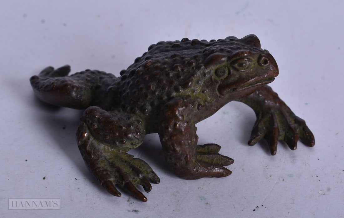 A JAPANESE BRONZE TOAD. 6 cm x 3.5 cm. (1 of 3)