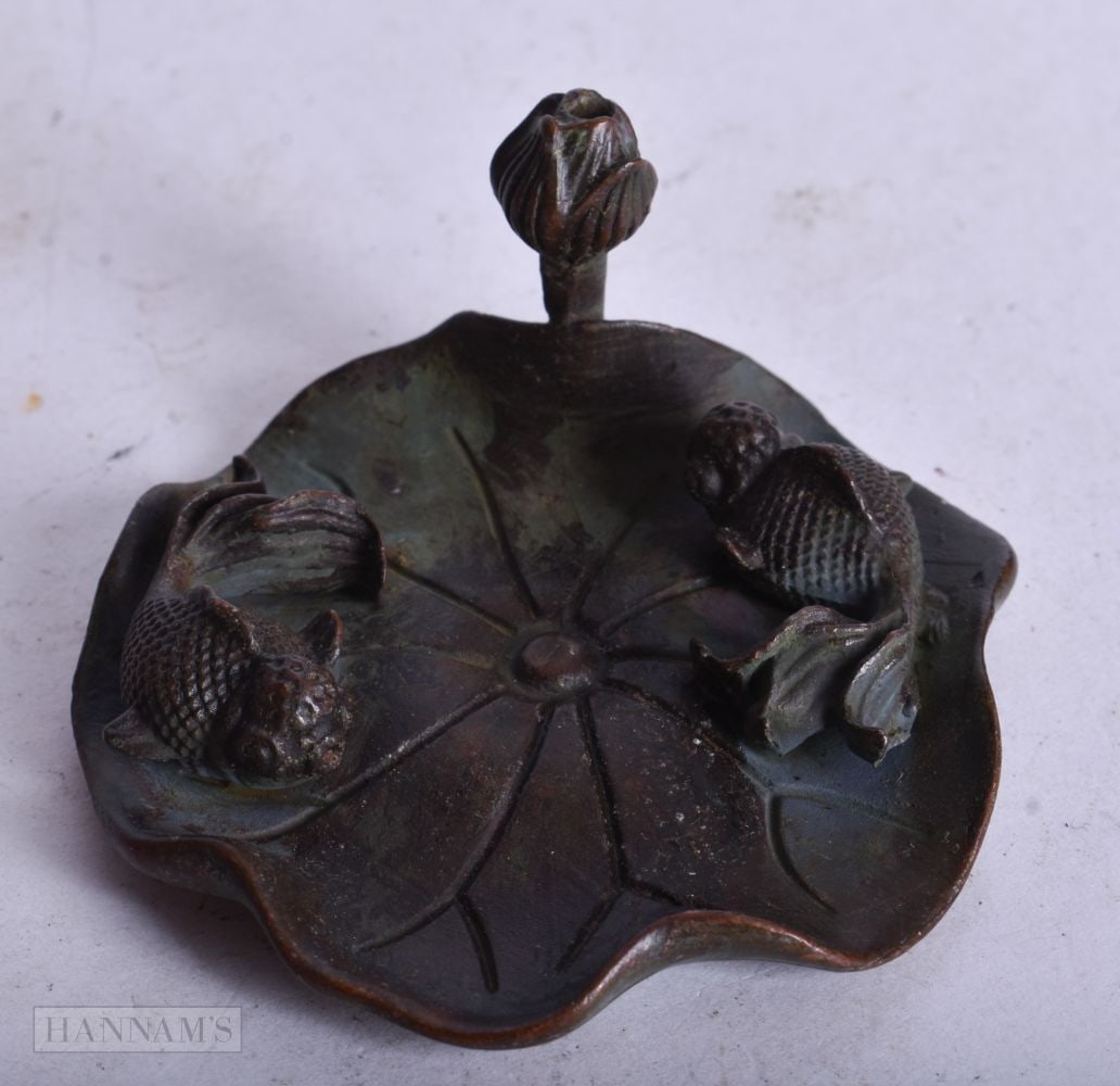A CHINESE BRONZE LILY PAD. 6 cm x 6 cm.: A CHINESE BRONZE LILY PAD. 6 cm x 6 cm.