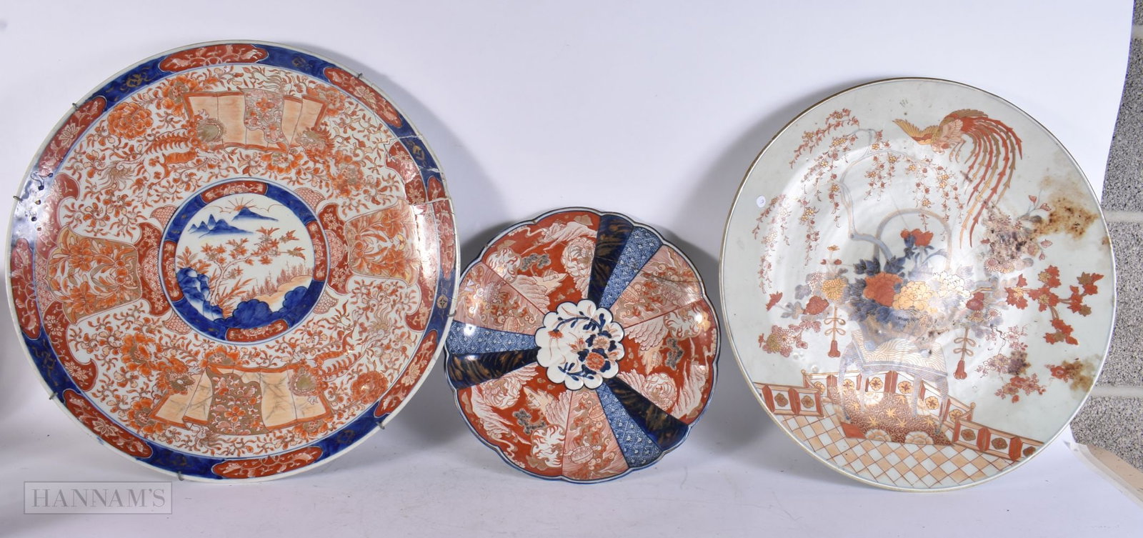 THREE LARGE 19TH CENTURY JAPANESE MEIJI PERIOD IMARI DISHES. Largest 46 cm wide. (3): THREE LARGE 19TH CENTURY JAPANESE MEIJI PERIOD IMARI DISHES. Largest 46 cm wide. (3)