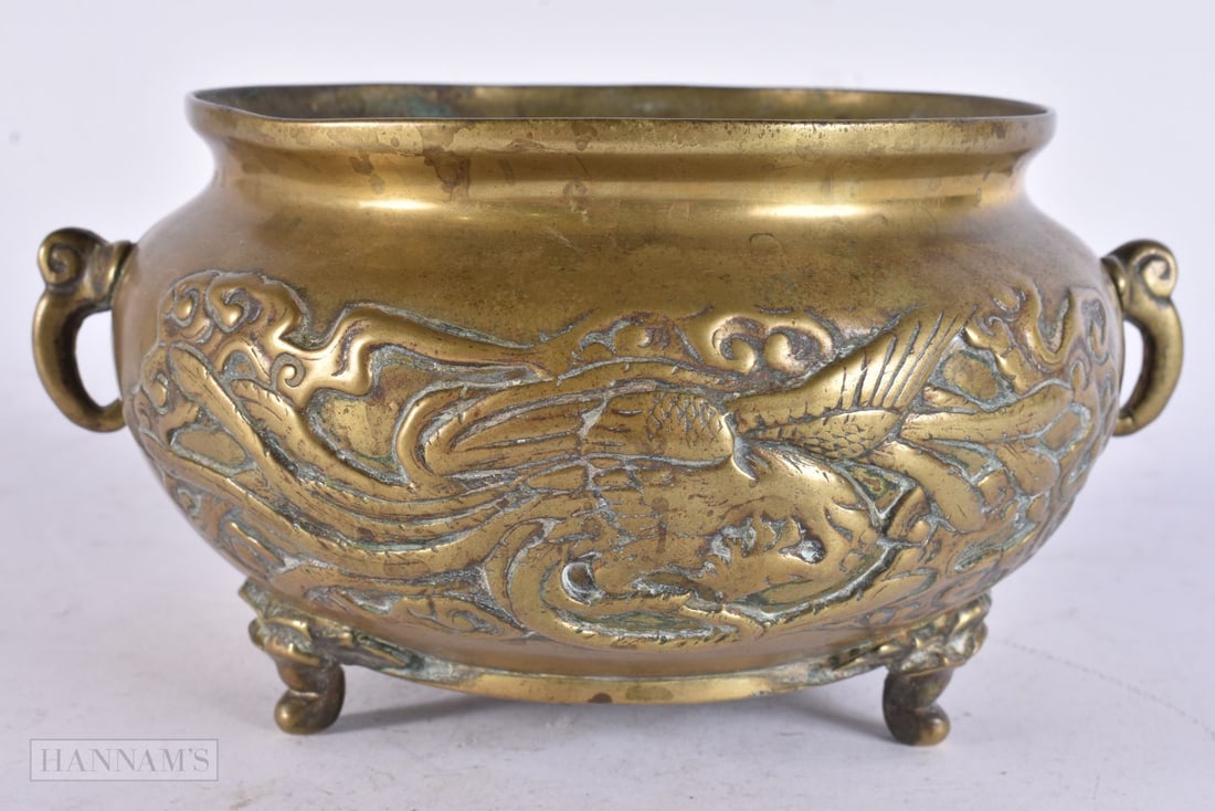 A 19TH CENTURY JAPANESE MEIJI PERIOD BRONZE CENSER decorated with birds. 18 cm wide.: A 19TH CENTURY JAPANESE MEIJI PERIOD BRONZE CENSER decorated with birds. 18 cm wide.