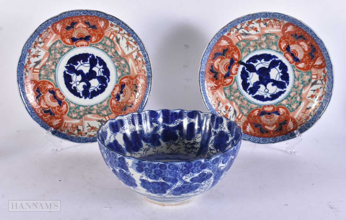 A PAIR OF 19TH CENTURY JAPANESE MEIJI PERIOD IMARI PLATES and a bowl. 23 cm wide. (3): A PAIR OF 19TH CENTURY JAPANESE MEIJI PERIOD IMARI PLATES and a bowl. 23 cm wide. (3)