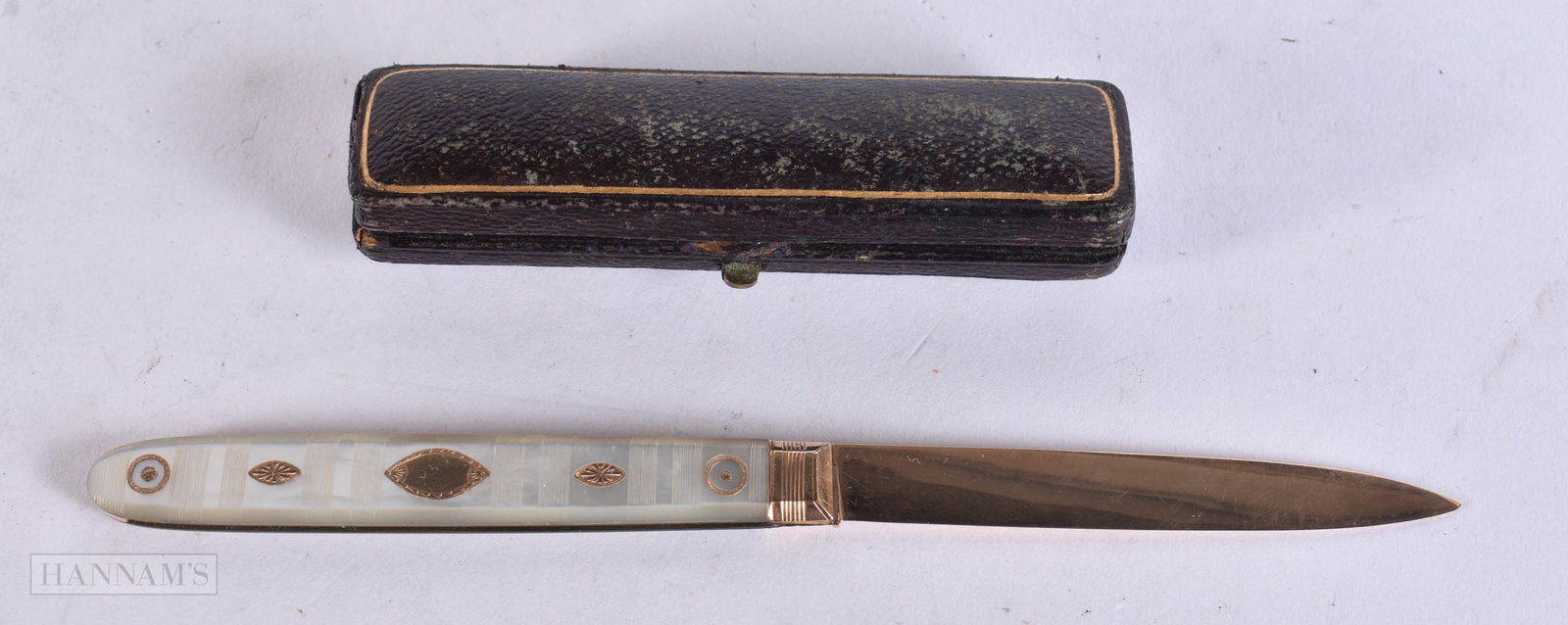 A 19TH CENTURY FRENCH PALAIS ROYALE 14CT GOLD AND MOTHER OF PEARL FRUIT KNIFE. 22 grams overall. 13.: A 19TH CENTURY FRENCH PALAIS ROYALE 14CT GOLD AND MOTHER OF PEARL FRUIT KNIFE. 22 grams overall. 13.5 cm wide.