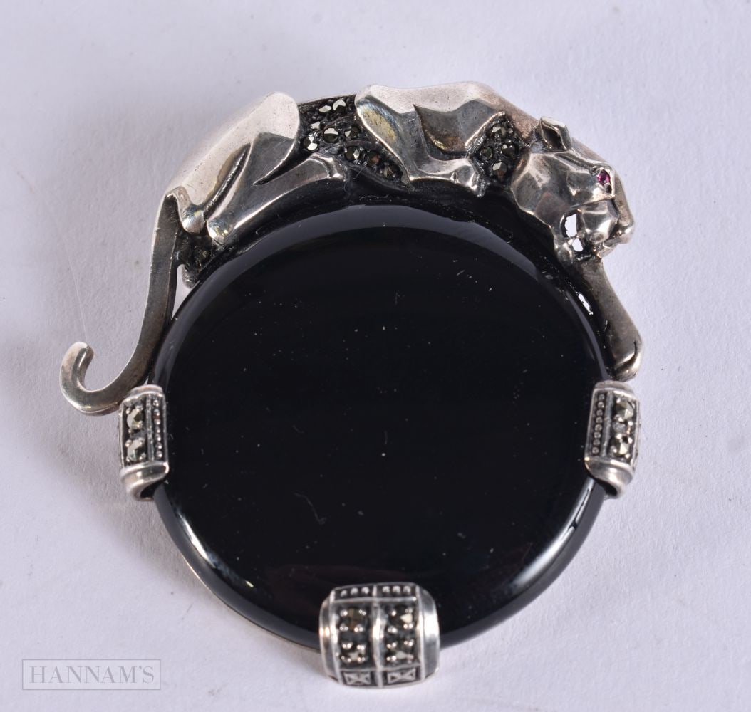 AN ART DECO SILVER AND MARCASITE STONE PATTERN BROOCH. 31 grams. 4.25 cm wide. (1 of 3)