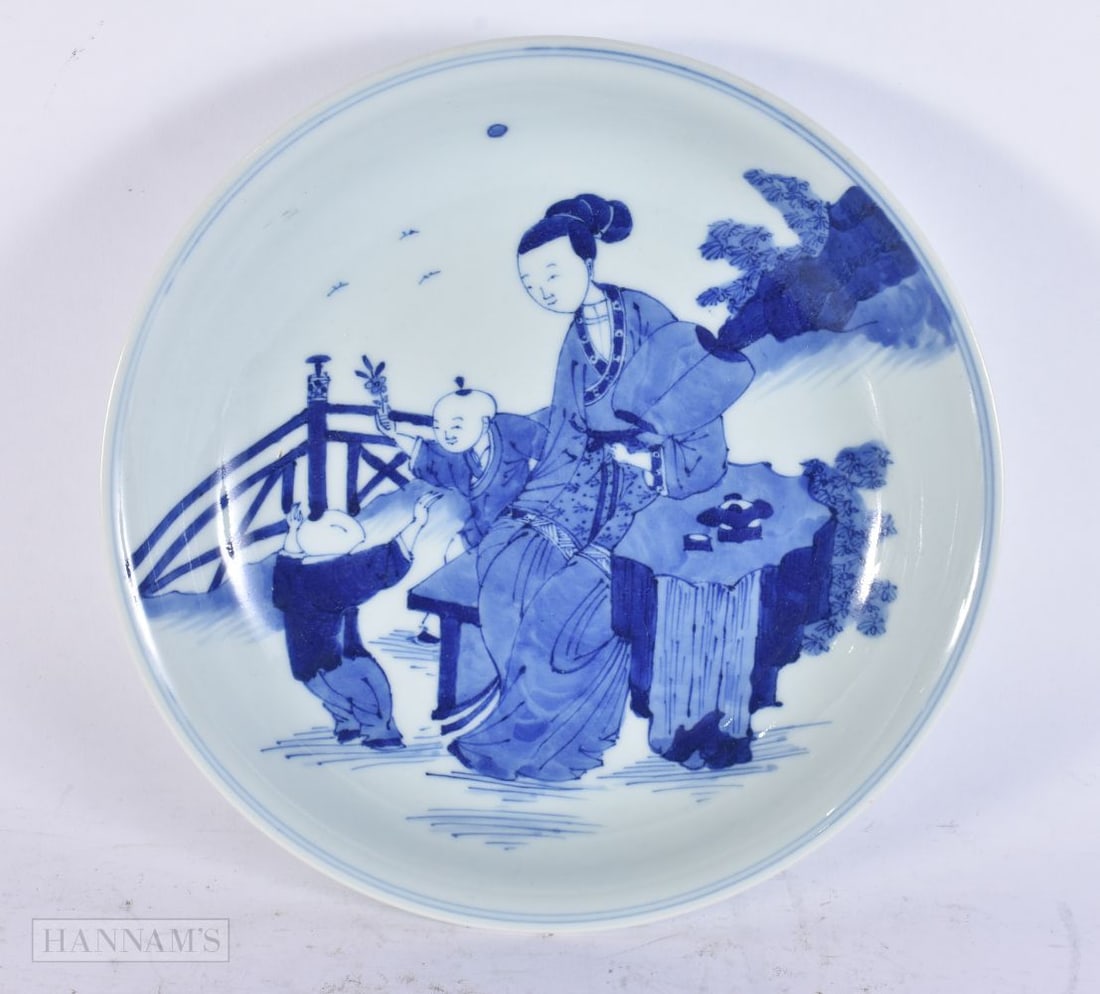 A CHINESE QING DYNASTY BLUE AND WHITE PORCELAIN DISH. 25 cm wide. (1 of 3)