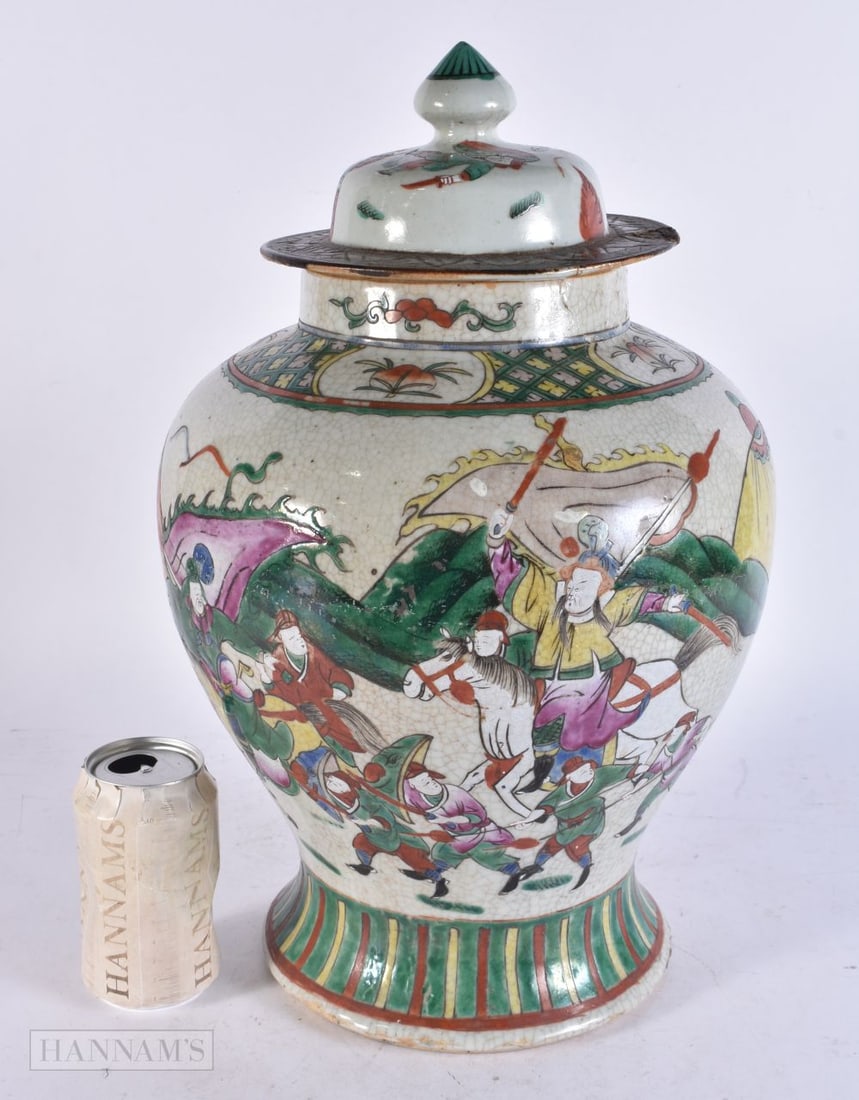 A LARGE 19TH CENTURY CHINESE FAMILLE VERTE PORCELAIN VASE AND COVER Late Qing. 42 cm x 22 cm.: A LARGE 19TH CENTURY CHINESE FAMILLE VERTE PORCELAIN VASE AND COVER Late Qing. 42 cm x 22 cm.