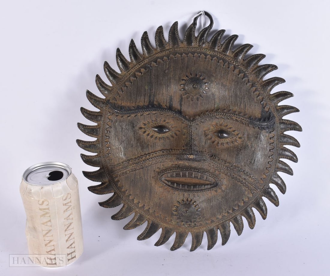 AN ANTIQUE TRIBAL BRONZE SUNBURST MASK. 25.5 cm wide. (1 of 2)