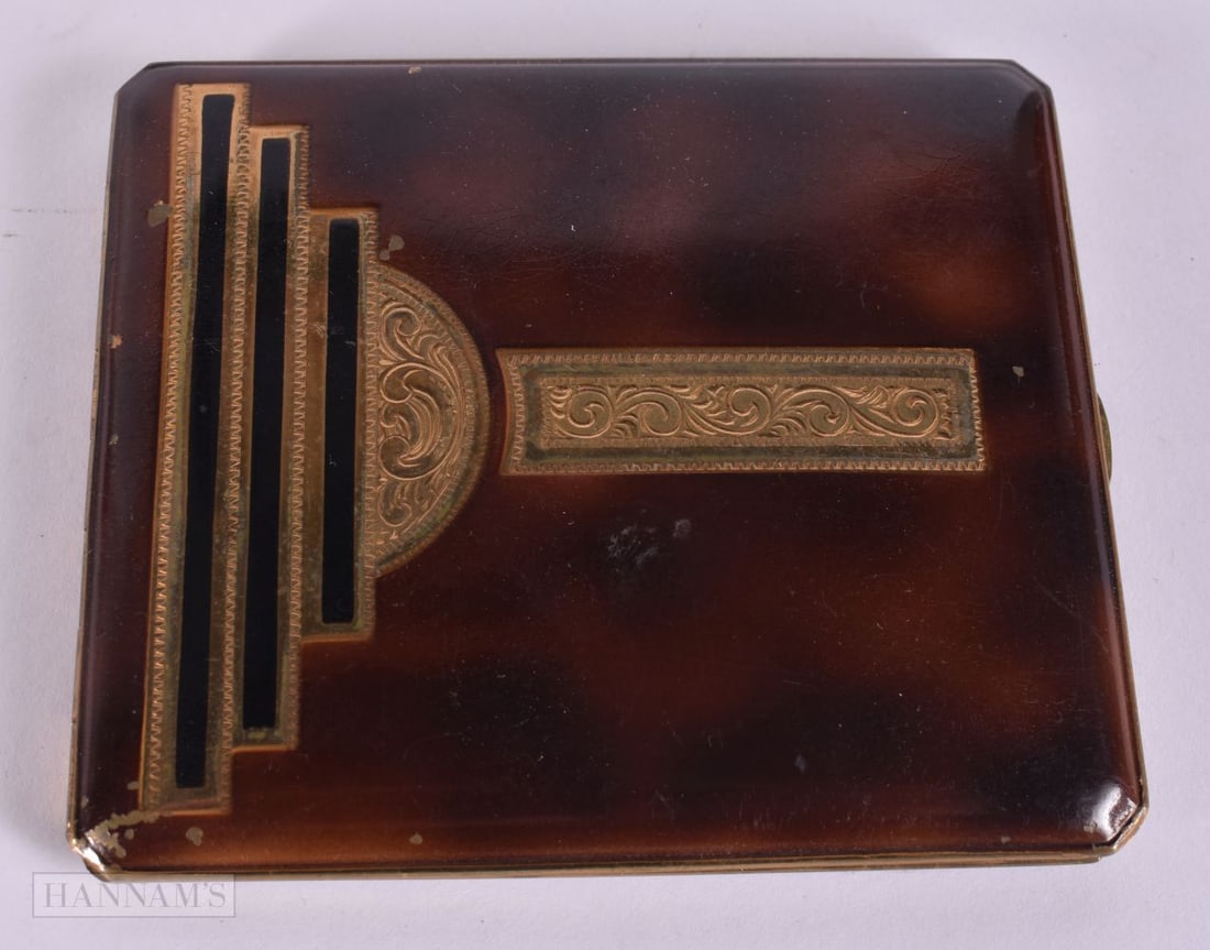 A STYLISH FAUX TORTOISESHELL COMPACT. 9.5 cm x 8.5 cm. (1 of 3)