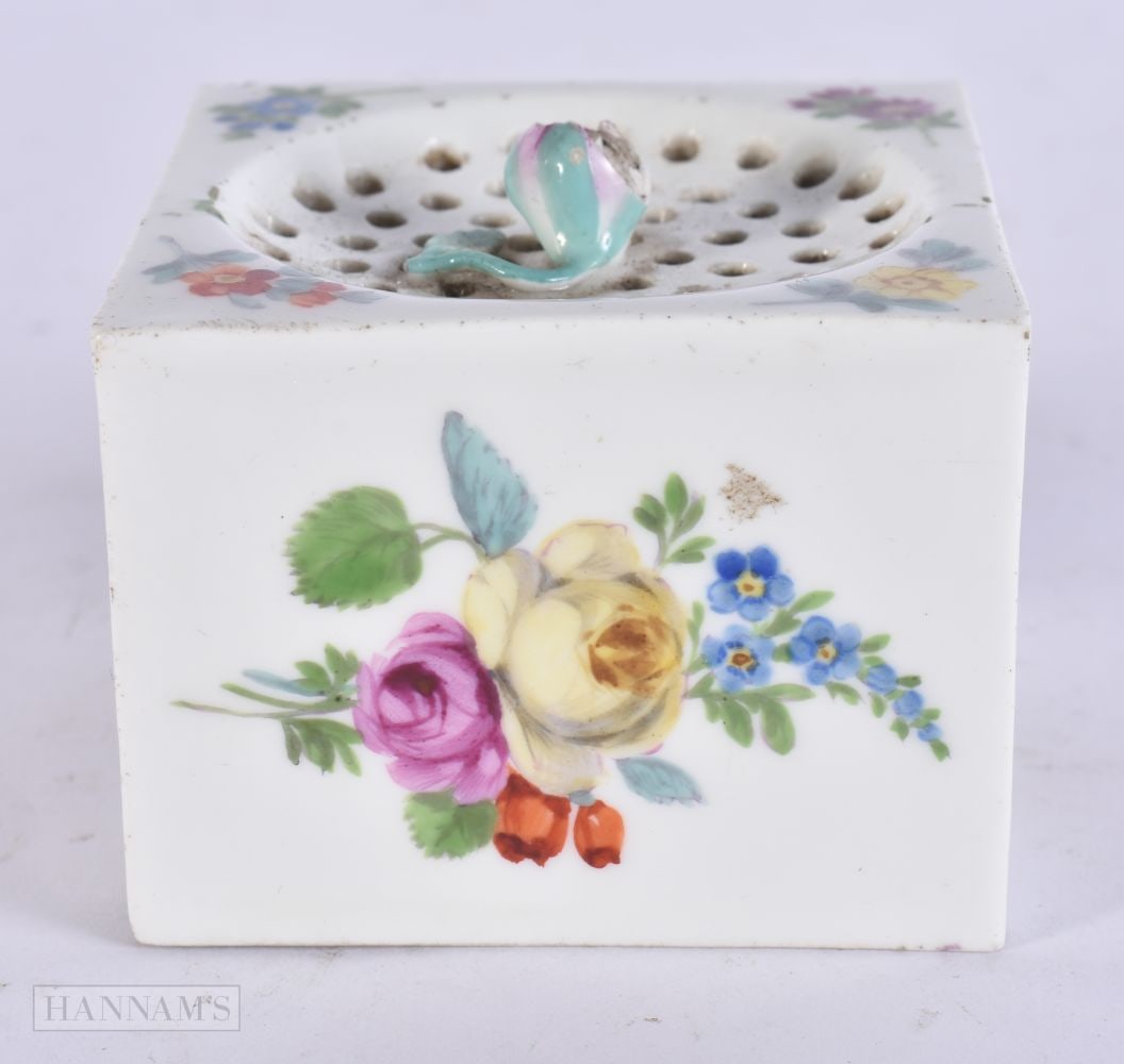 AN ANTIQUE MEISSEN PORCELAIN DESK SANDER. 5.75 cm square. (1 of 4)