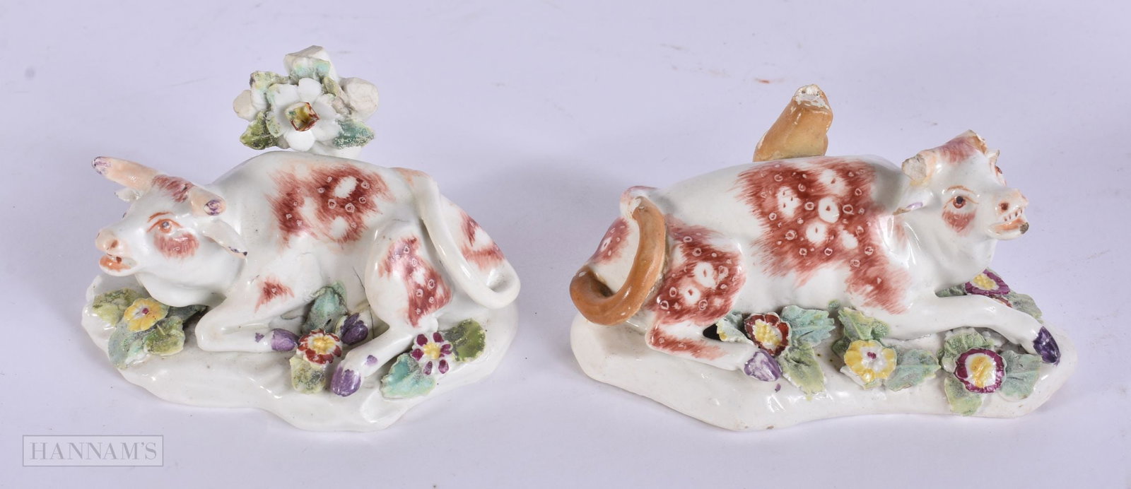 A PAIR OF 18TH CENTURY ENGLISH PORCELAIN recumbent COWS. 8.75 cm wide.: A PAIR OF 18TH CENTURY ENGLISH PORCELAIN recumbent COWS. 8.75 cm wide.