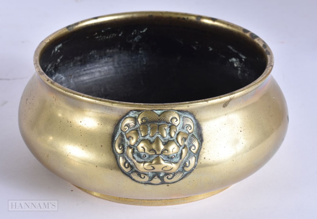 A FINE 18TH CENTURY CHINESE TWIN HANDLED BRONZE CENSER Qing, bearing Xuande marks to base. 943 grams (1 of 4)