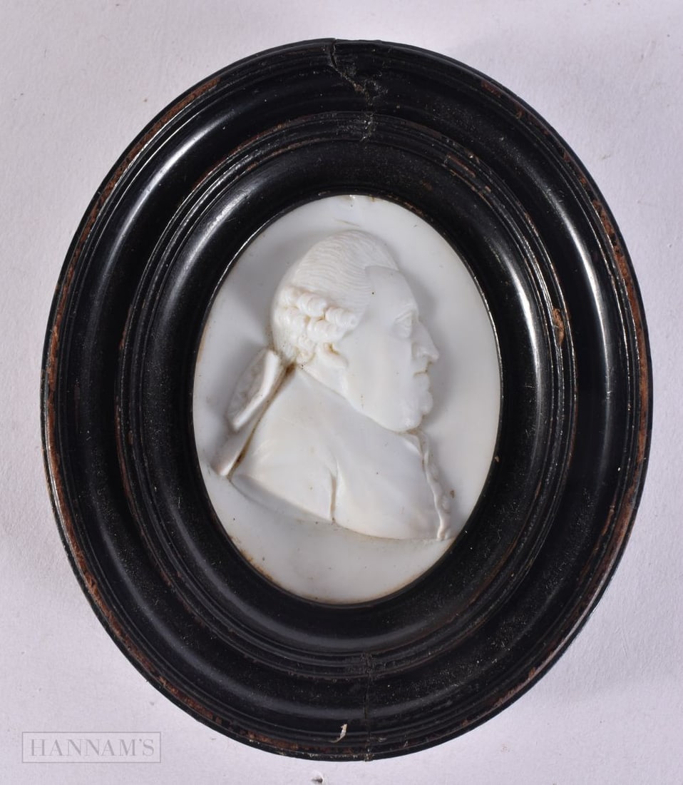 AN EARLY 19TH CENTURY ENGLISH PASTE GLASS PORTRAIT MINIATURE Attributed to James Tassie. 11 cm x 9.5 (1 of 3)