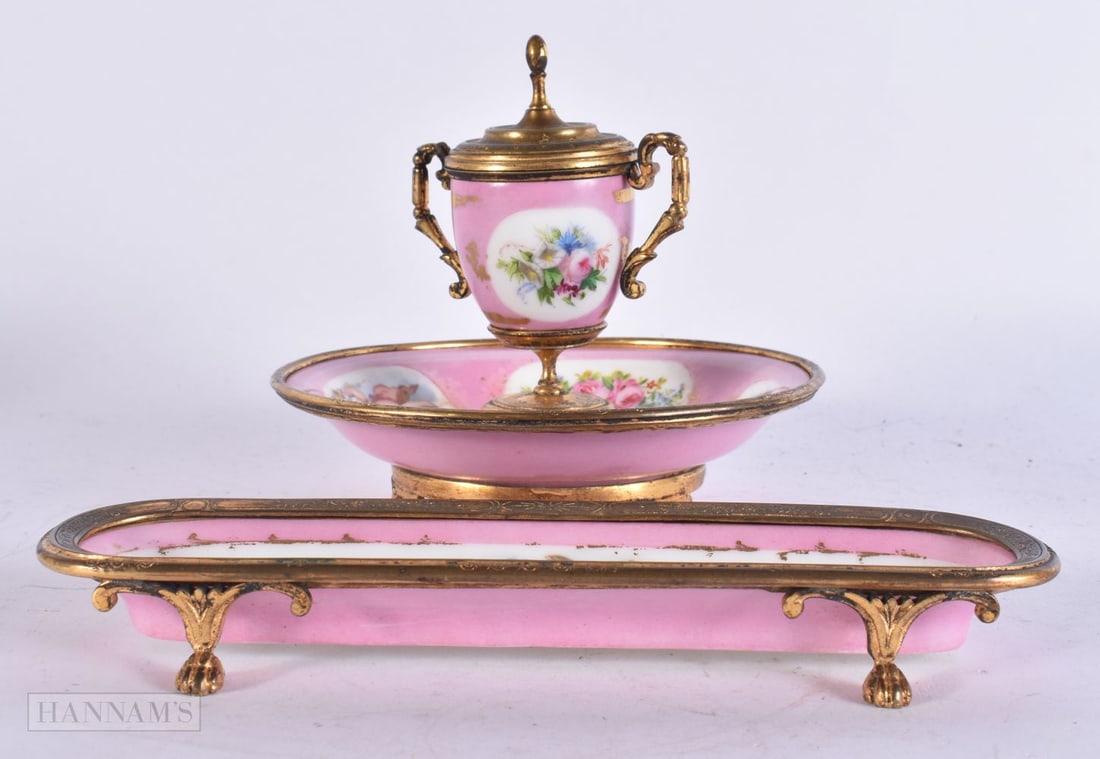 A 19TH CENTURY FRENCH PARIS PORCELAIN INKWELL with matching pen tray, painted with putti. Largest 20: A 19TH CENTURY FRENCH PARIS PORCELAIN INKWELL with matching pen tray, painted with putti. Largest 20 cm wide. (2)
