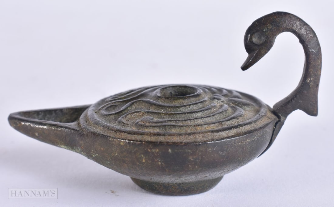 A 19TH CENTURY ITALIAN GRAND TOUR BRONZE OIL LAMP After the Antiquity. 8.25 cm wide. (1 of 4)