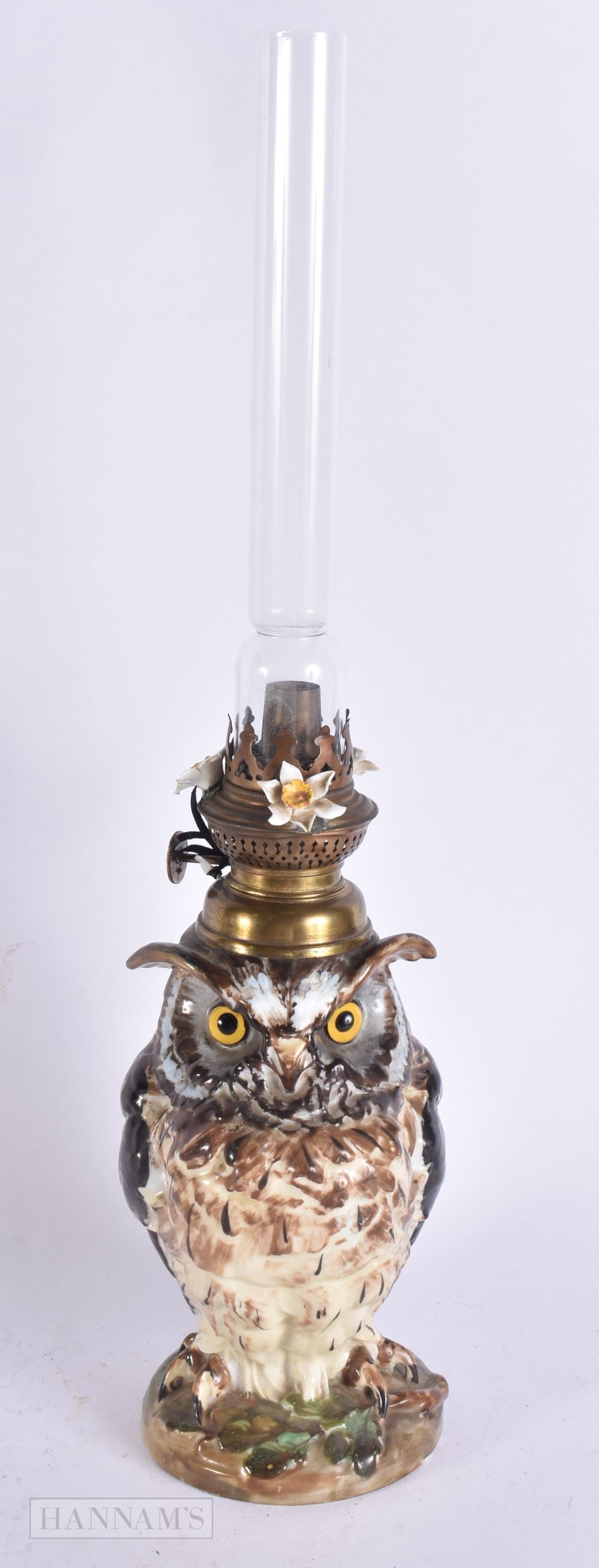 AN ANTIQUE FRENCH PORCELAIN OWL OIL LAMP made for William Whiteley of Westbourne Grove (London). 25: AN ANTIQUE FRENCH PORCELAIN OWL OIL LAMP made for William Whiteley of Westbourne Grove (London). 25 cm high not inc funnel.