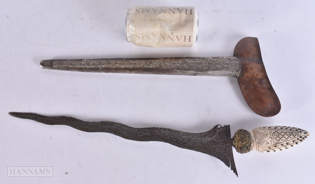 AN UNUSUAL ANTIQUE MIDDLE EASTERN DAGGER with shell handle and filigree mounts. 48 cm wide. (1 of 9)