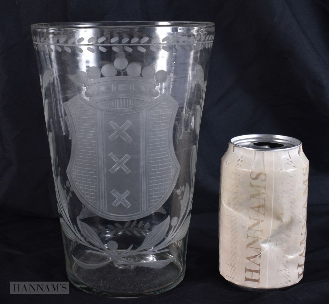 AN ANTIQUE ENGRAVED GLASS ARMORIAL VASE. 20 cm x 13 cm. (1 of 6)